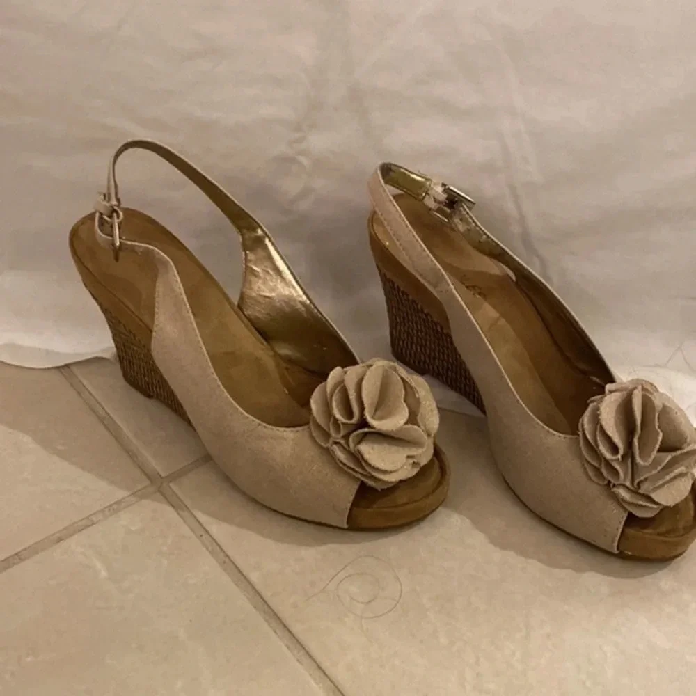 Aerosoles‎ flower espadrille heel